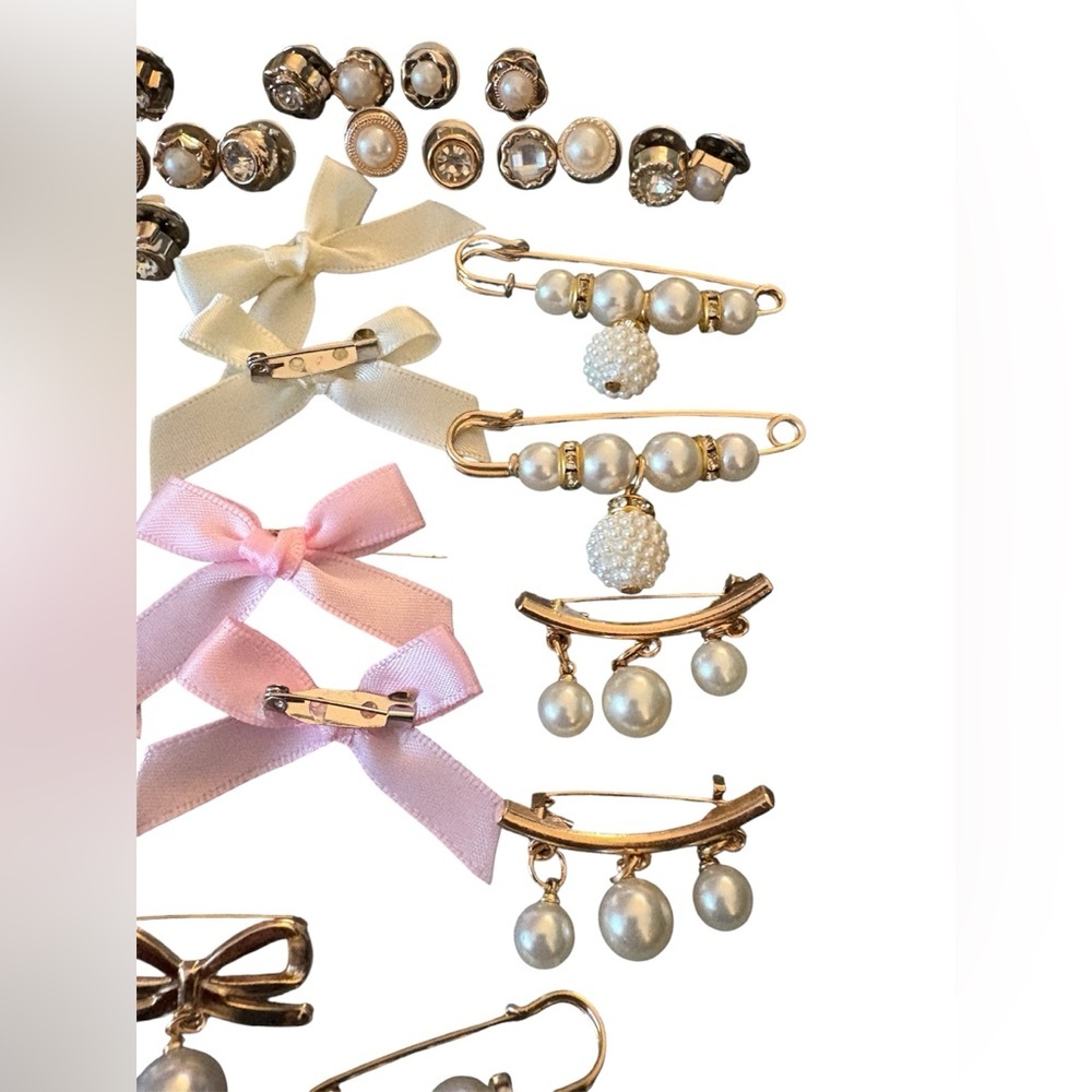 Set of 40 Shoe and Sock Pins with Rhinestones, Bows and Faux Pearls - Picture 4 of 10